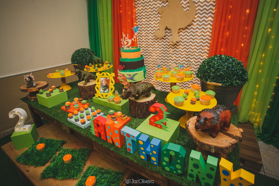 mesa bolo dinossauro aniversario infantil colorido em porto alegre