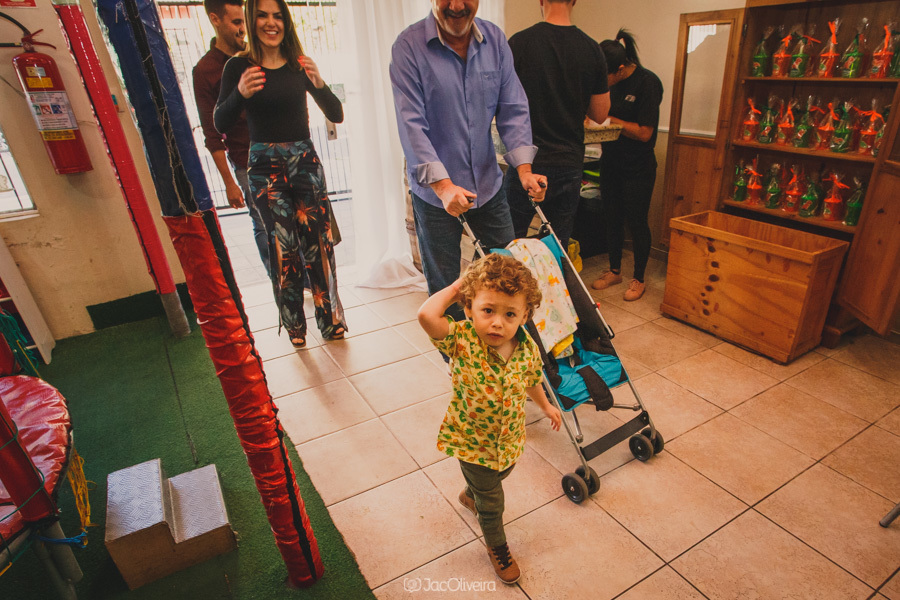 aniversariante chegando é fotografado por fotógrafa em porto alegre for kids