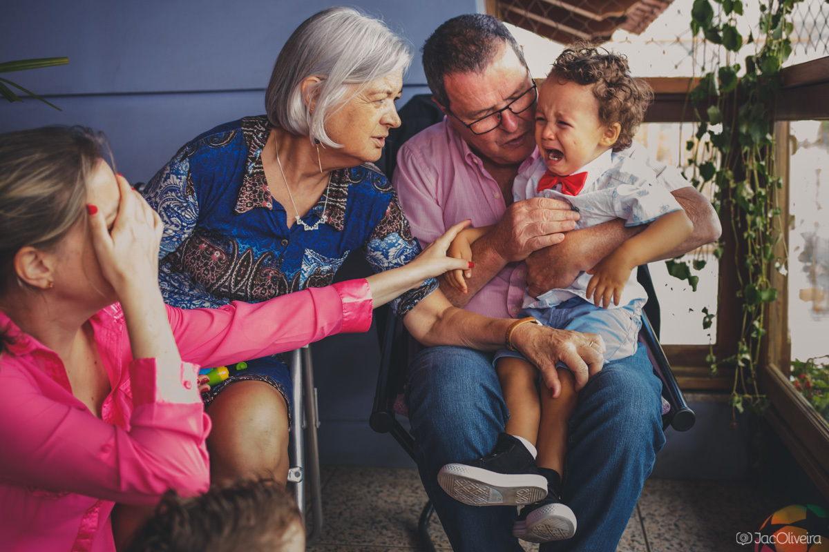 fotógrafo de família porto alegre menino chora no colo do avô