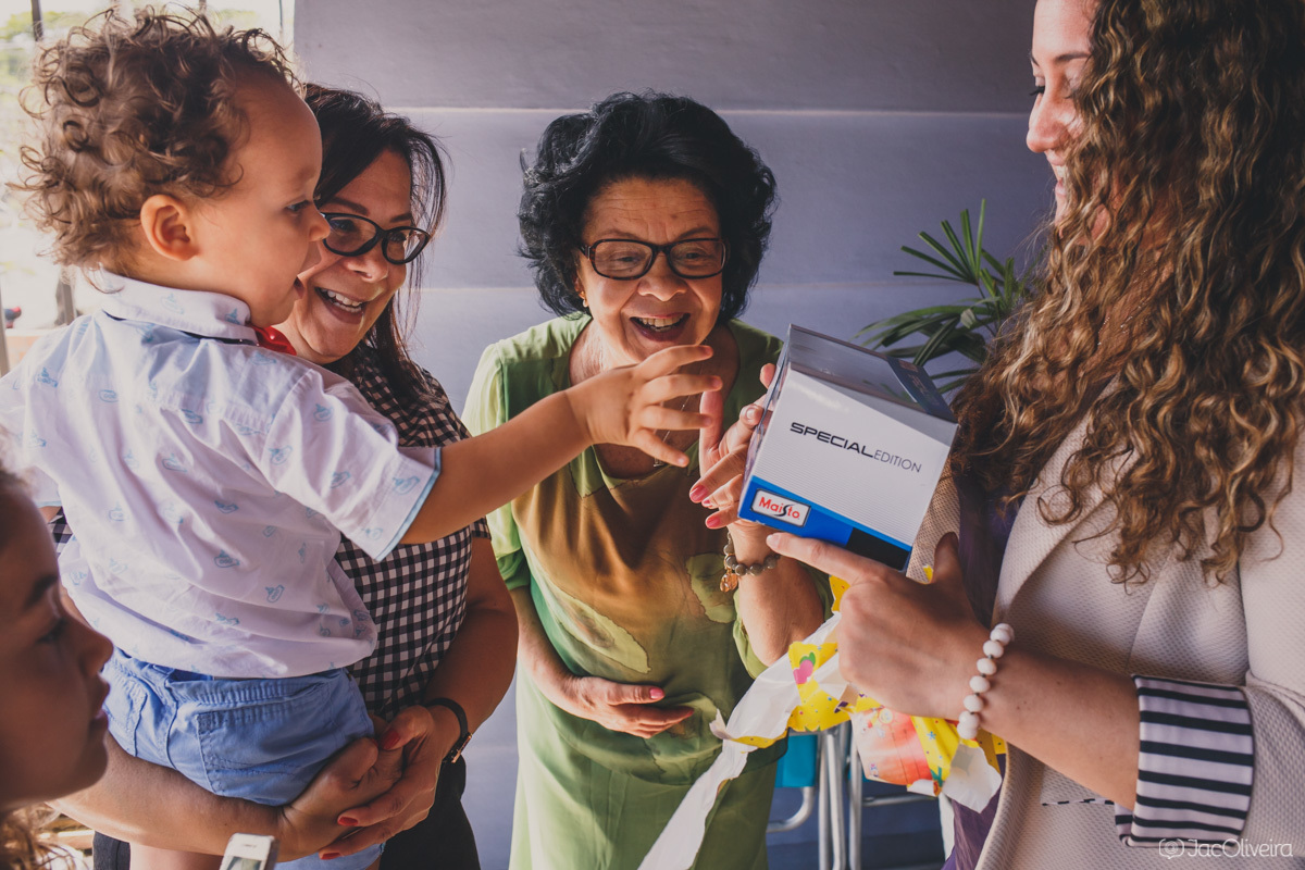 avó e tias dão presente kombi para menino 