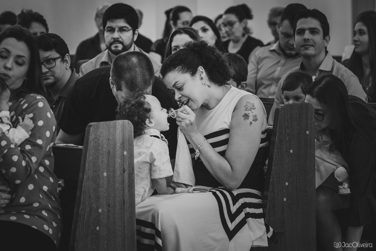 fotógrafo batismo igreja fotos espontaneas da mãe com o filho na cerimonia