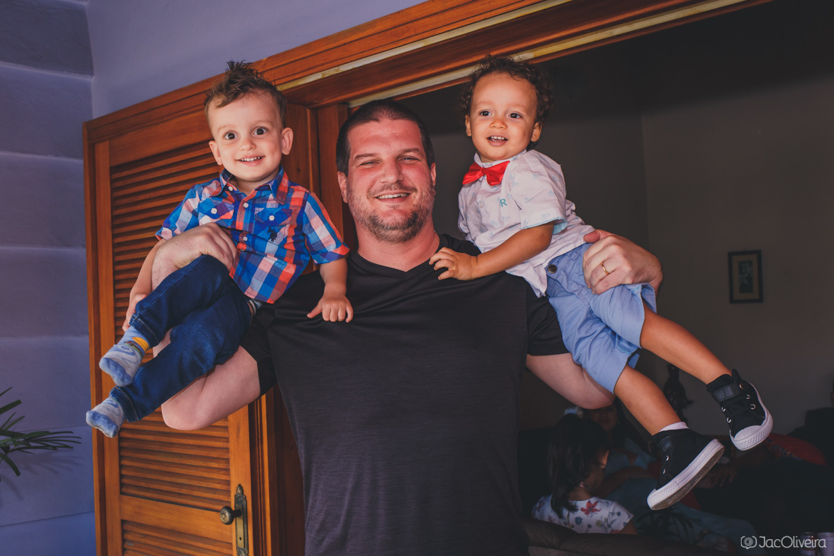 pai segura filho e sobrinho nos braços fotógrafa em porto alegre