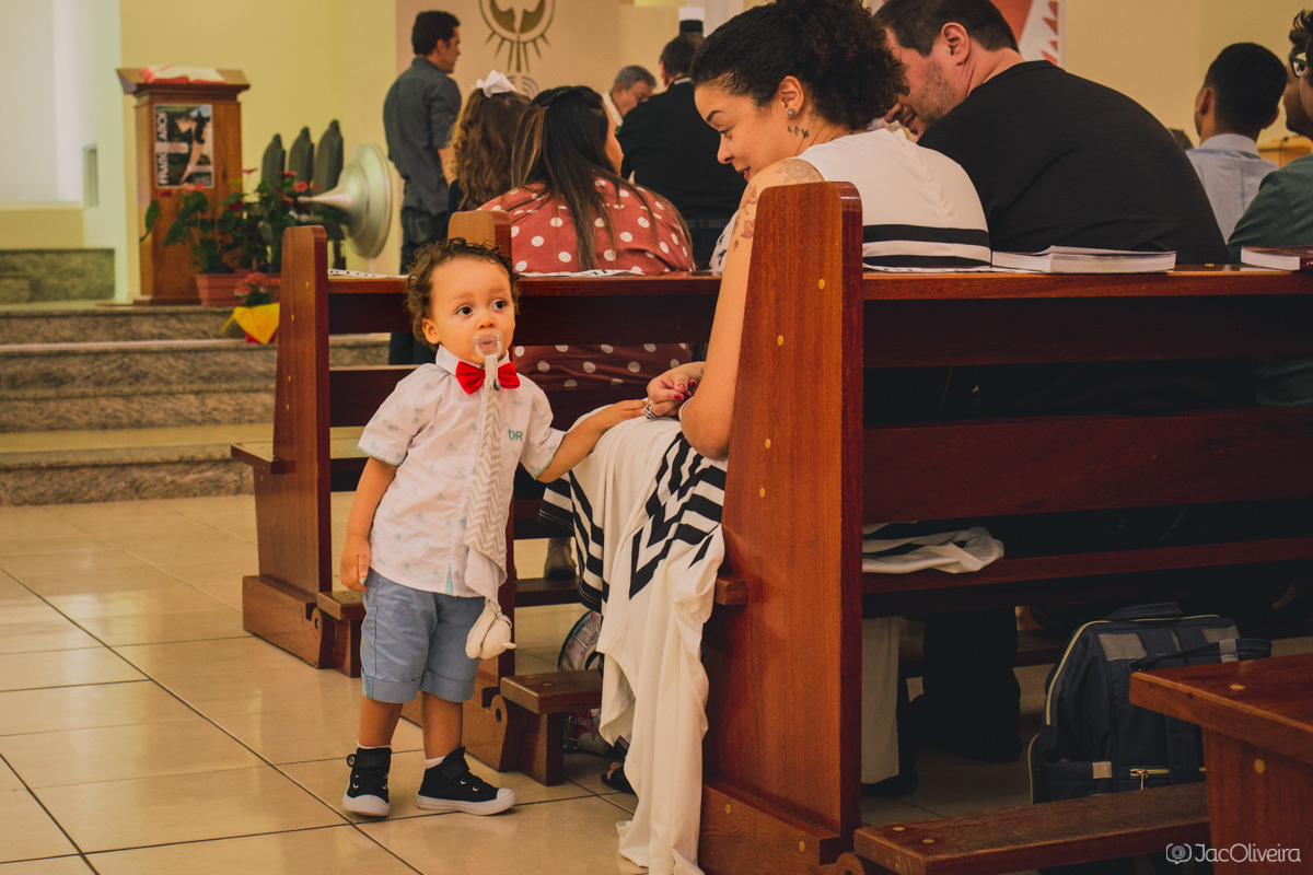 fotografia infantil e de familia porto alegre menino brinca na igreja