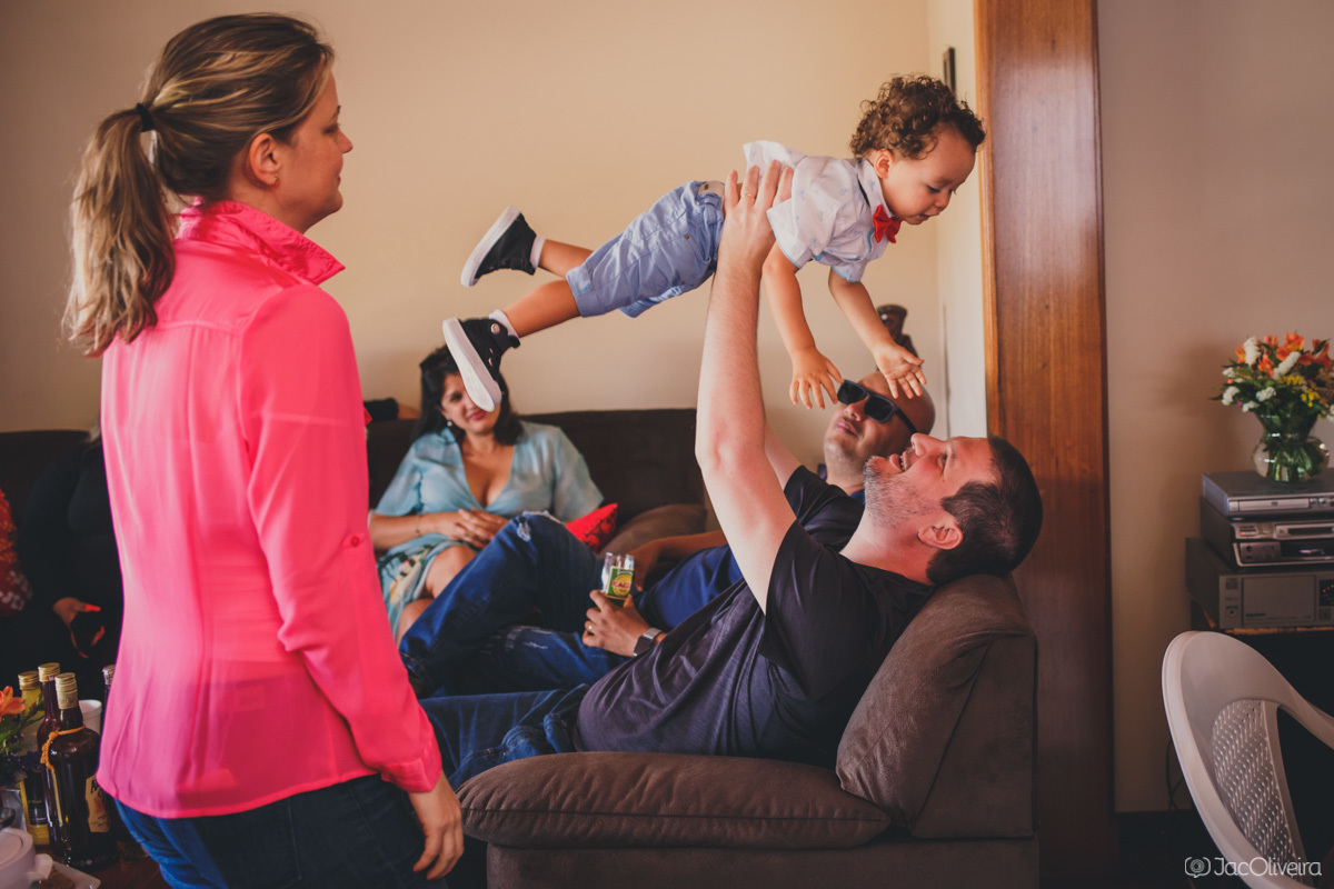 confraternização batizado após cerimônia pai brinca com filho
