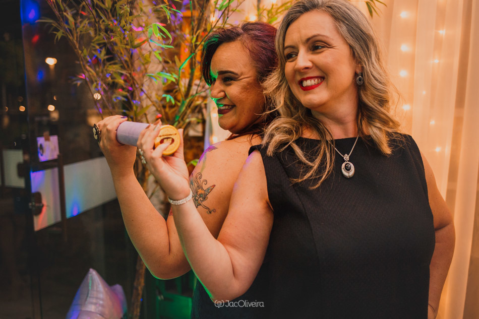 fotografia de formatura porto alegre formanda e canudo com amiga