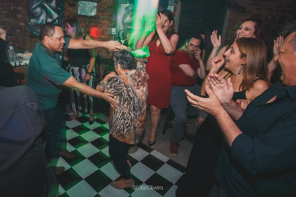 Senhora dança na pista em festa de formatura. Pista com piso quadriculado, festa anos 80