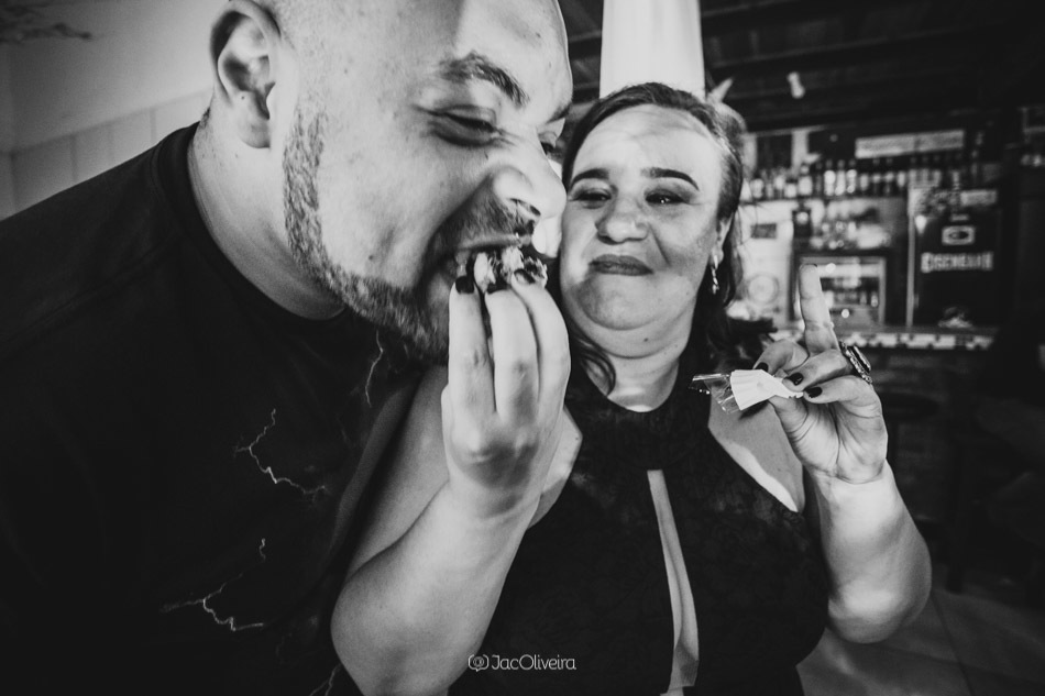 foto da formanda dando doce para amigo