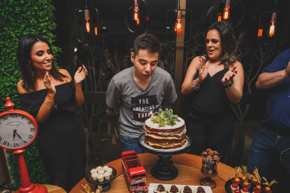 pedro assopra vela do bolo 15 anos