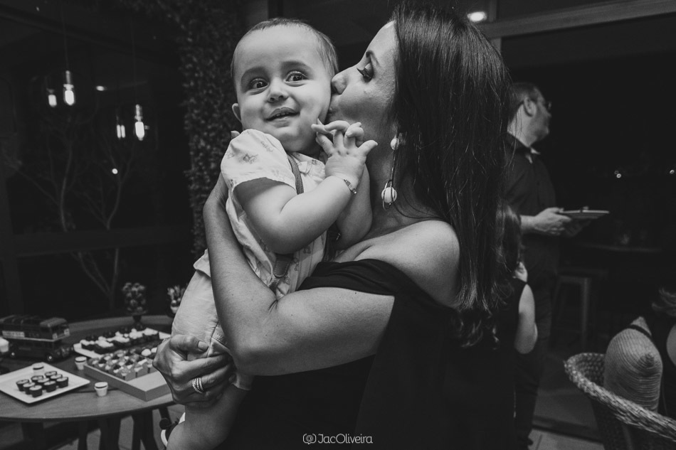 fotografa para aniversário 15 anos em casa registra cena espontanea com bebê