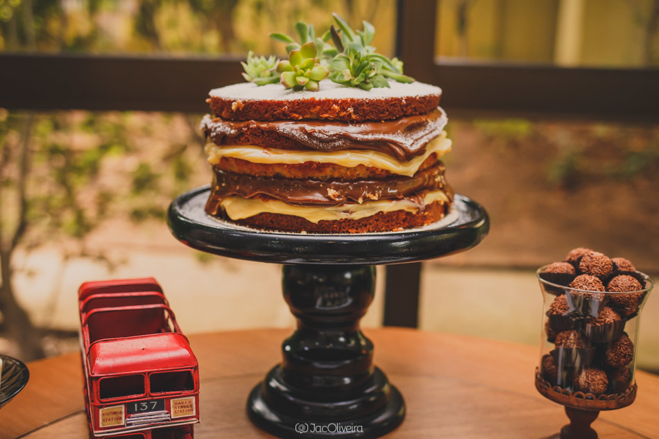 naked cake com suculentas doce formiga
