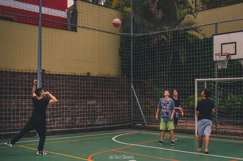 guris jogando basquete na quadra do condomínio durante aniversário