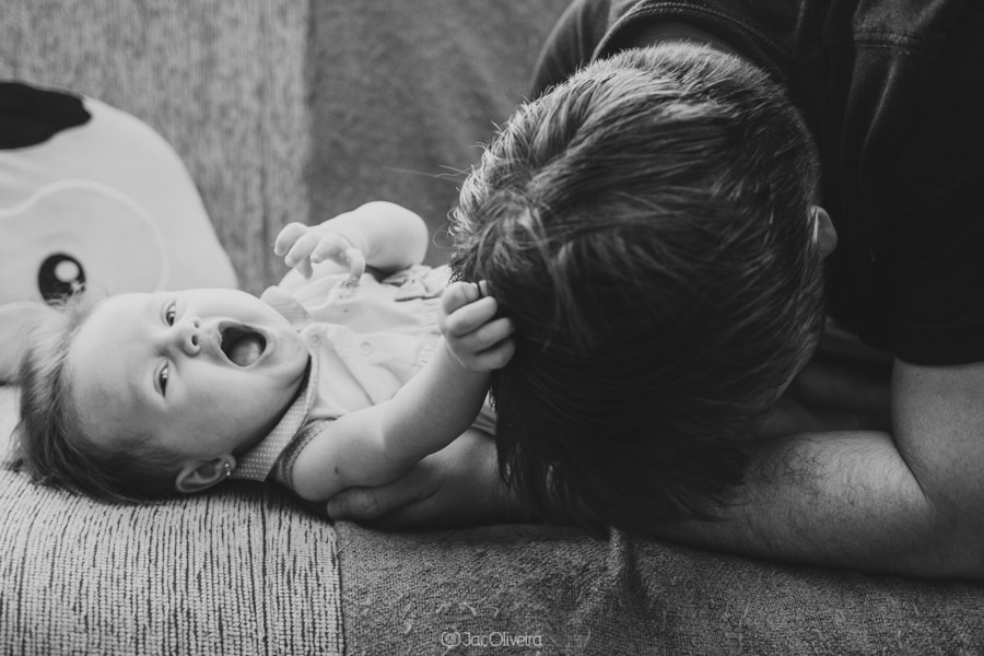 fotografo de familia porto alegre pai e filha brincando no sofá