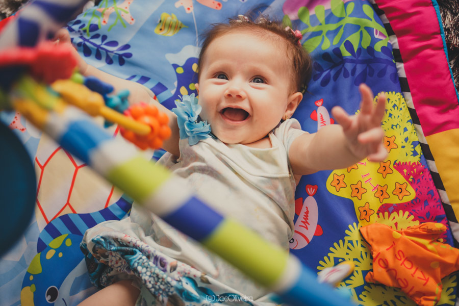 ensaio infantil em casa bebê brincando com tapete divertido
