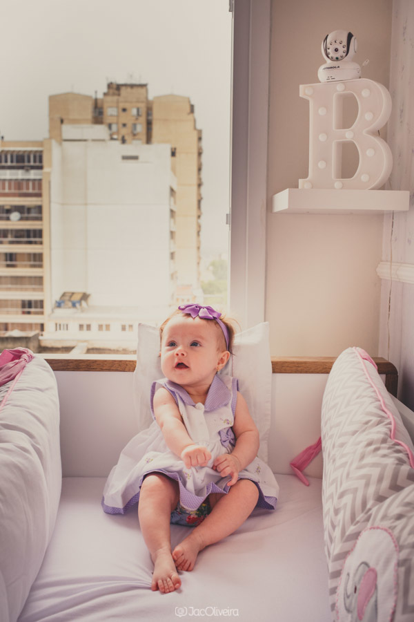 fotógrafa ensaio infantil menina no berço perto da janela no centro de porto alegre