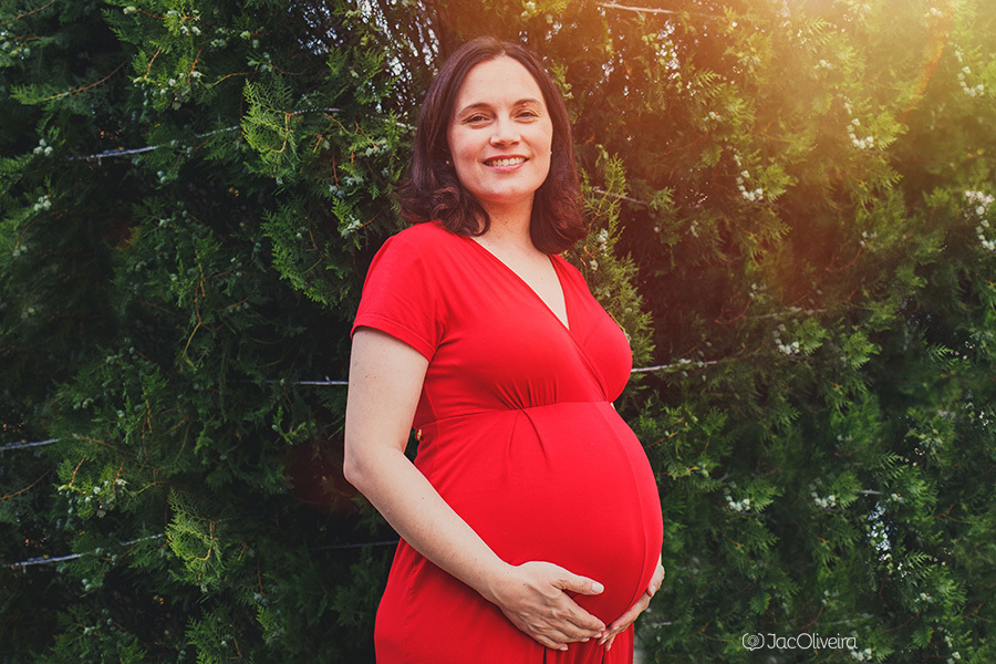 mamãe grávida macacão vermelho e fundo verde porto alegre