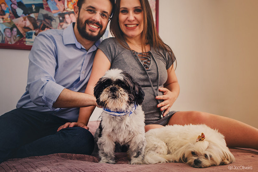 casal em ensaio de gestante com cachorros dentro de casa porto alegre