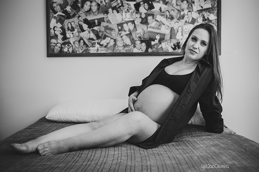 gestante ensaio em casa de top e lingerie foto preto e branco porto alegre