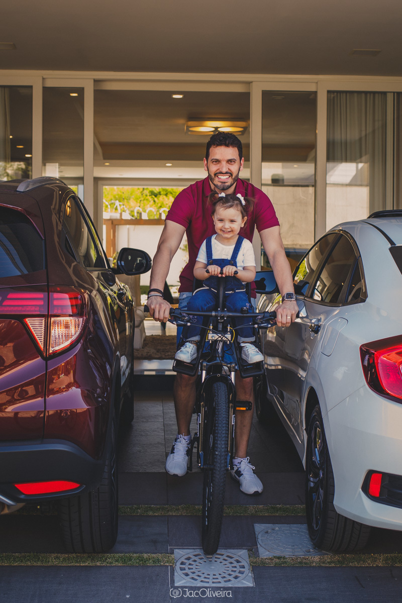 fotografia de família andando de bicicleta no condomínio em porto alegre