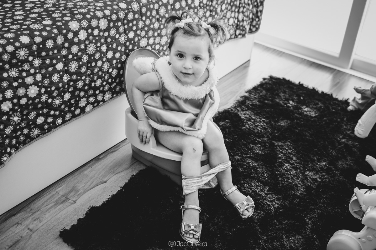menina faz xixi no pinico em seu quarto fotografia infantil porto alegre