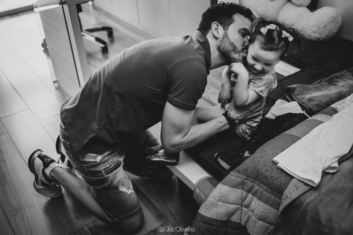 pai dá beijo em filha após arrumá-la para sessão de fotos em porto alegre