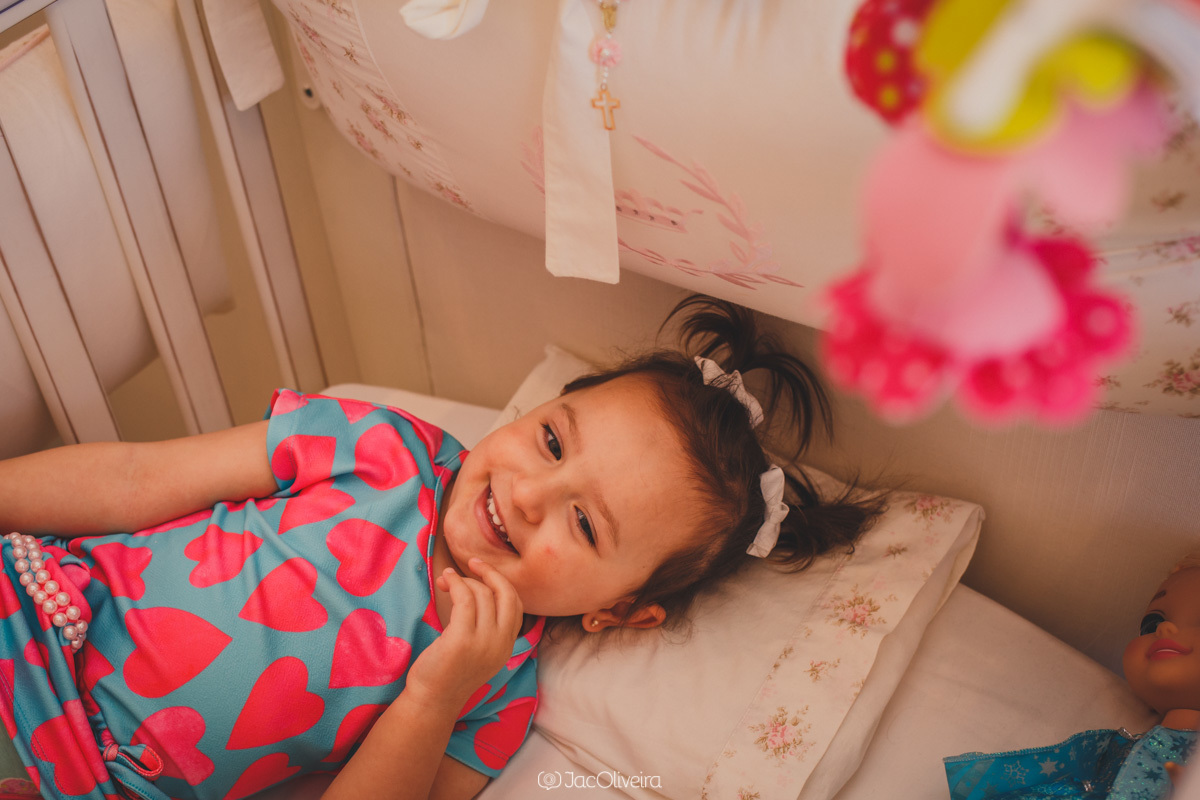 menina no berço vestido com azul e rosa; fotógrafo em porto alegre ensaio infantil em casa
