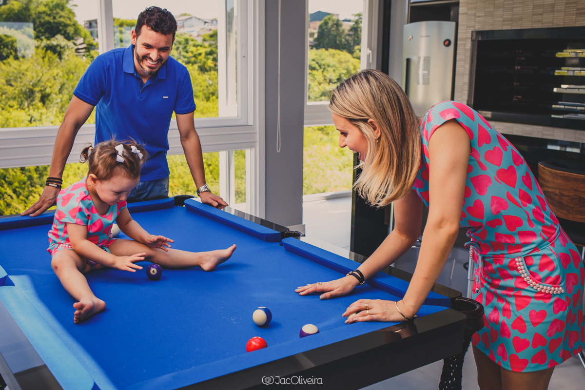 ensaio fotográfico de família na mesa azul de sinuca; fotografa em porto alegre