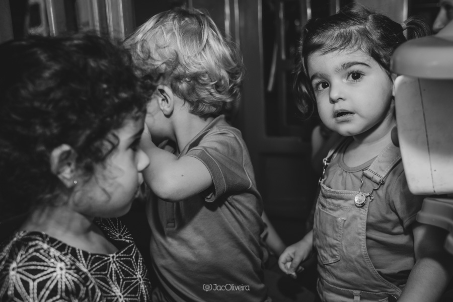 menina espia dentro da casinha de bonecas megafesta garden