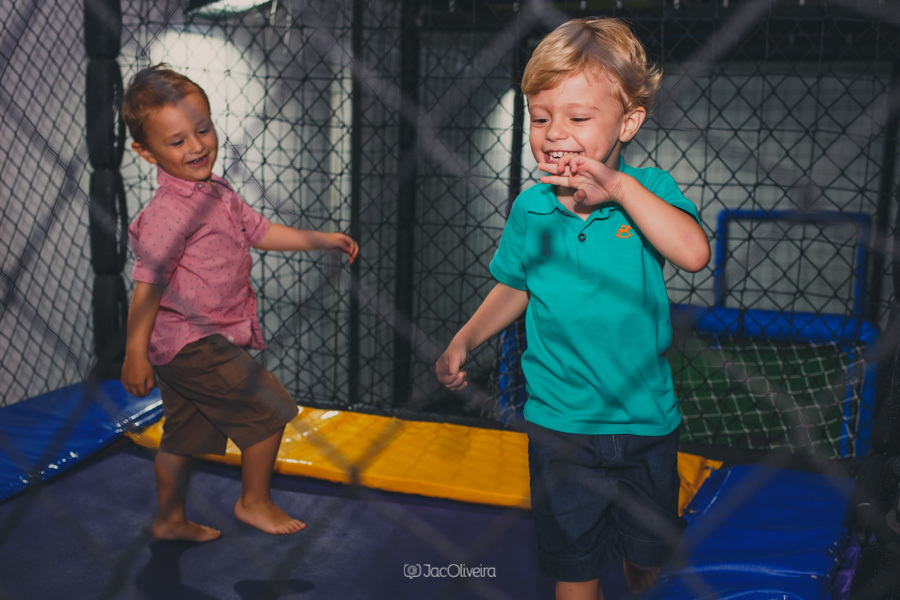 fotógrafo em porto alegre festa infantil 3 anos; meninos brincando no pula pula