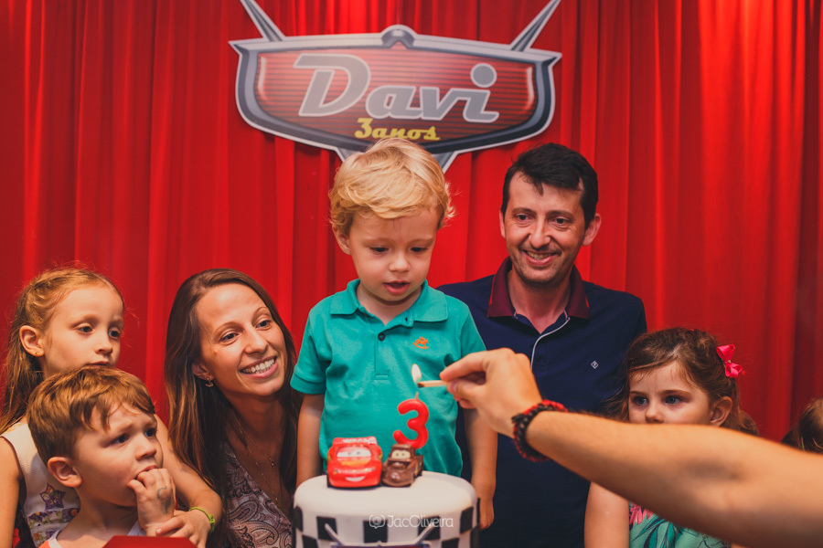 fotógrafo aniversário infantil em porto alegre fotos lindas de menino na mesa do bolo a megafesta garden