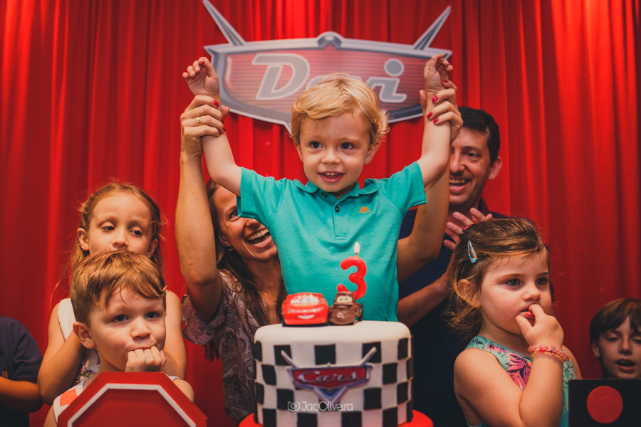 menino de 3 anos na hora do parabens com outras crianças; fotógrafo em porto alegre festa infantil