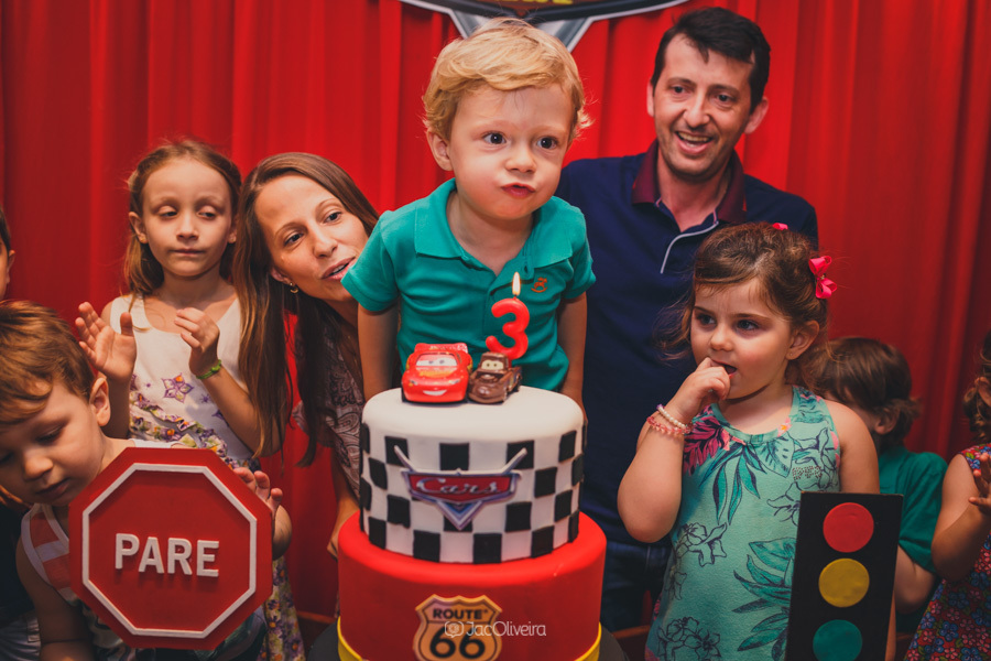 fotógrafo em porto alegre criança assoprando velinha de aniversário