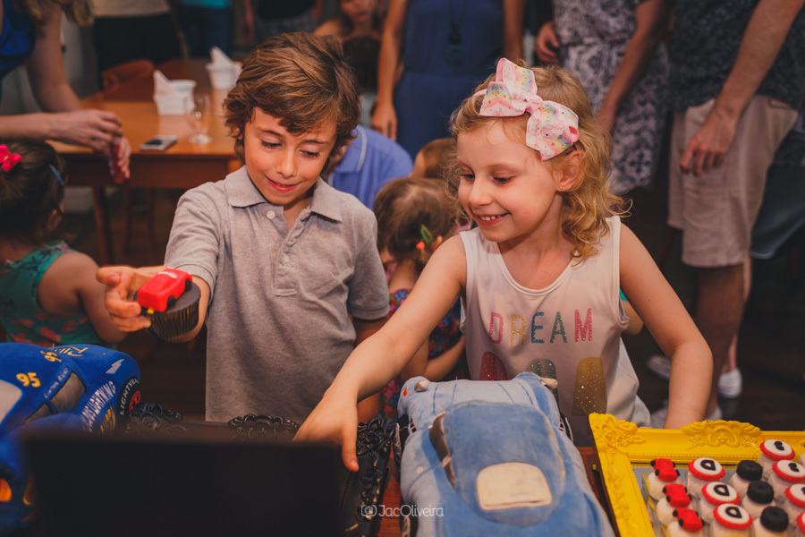 fotógrafo festa infantil e ensaios porto alegre; mesa do bolo e convidados 