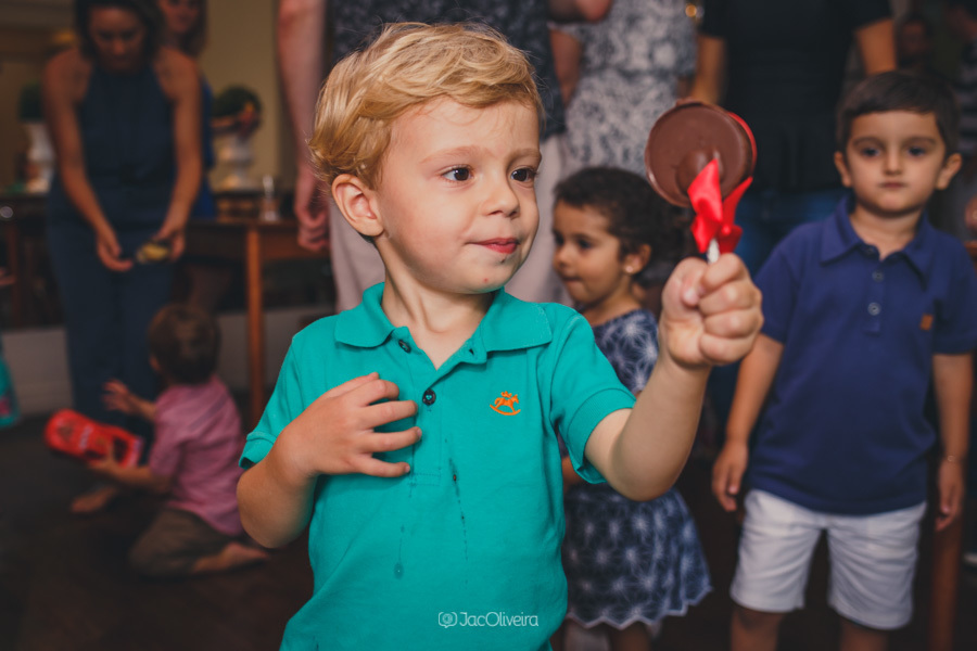 davi olha para alfajor no palito