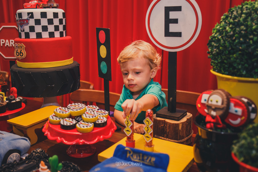 davi pega doce da mesa de doces, tubetes com confetes ki festa