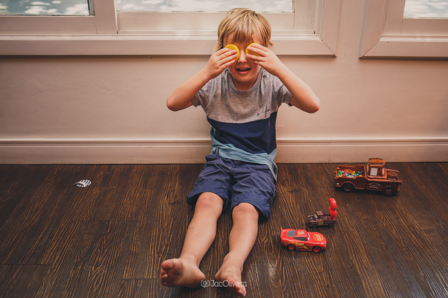 fotógrafa infantil em porto alegre fotos lindas e espontaneas; menino tapa olhos com tampa