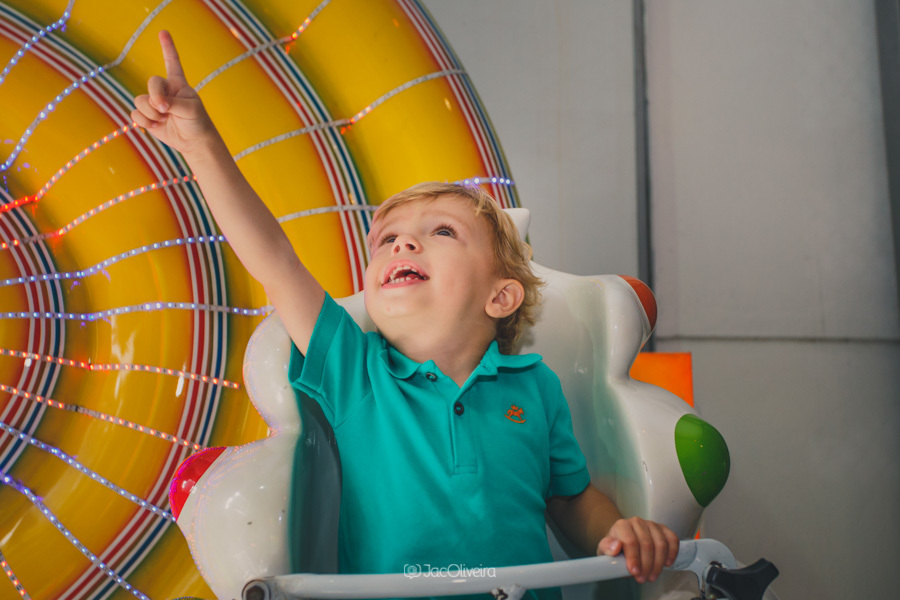 menino de 3 anos anda na roda gigante na megafesta garden, fotografo festa infantil porto alegre