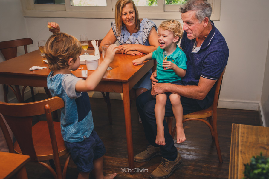 fotografa em porto alegre para eventos e aniversario infantil; meninos brincando com avós