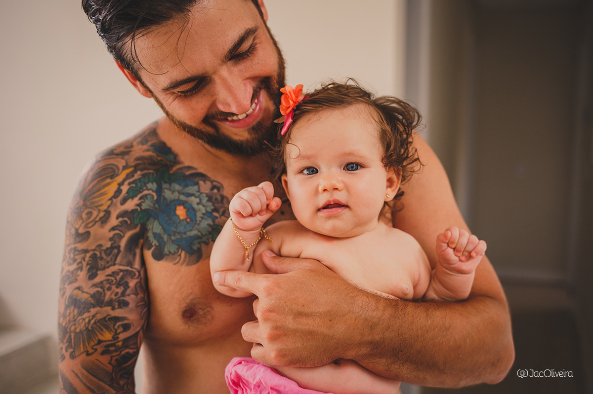 pai tatuado e bebê sem camisa ensaio infantil original e criativo documental litoral gaúcho fotógrafa em porto alegre