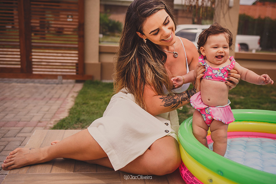 mãe e filha ensaio infantil piscina para bebê porto alegre
