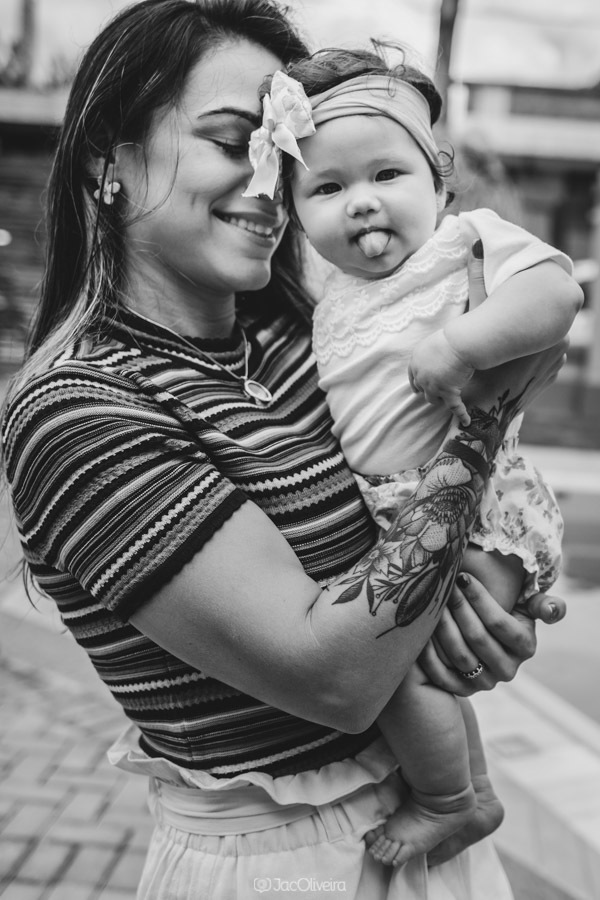 fotógrafa em porto alegre ensaio mãe e filha preto e branco; fotógrafa de família rio grande do sul; mãe tatuada com bebê no colo