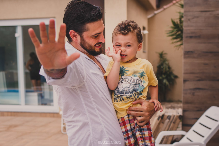 fotografo em porto alegre ensaio tio e sobrinho família; menino colocando dedo no nariz