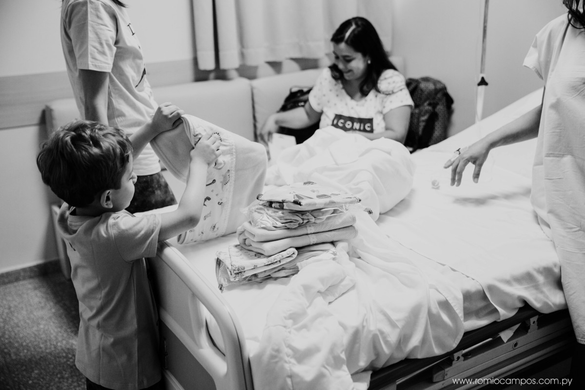 Martin ordenando las ropitas de sus hermanitos