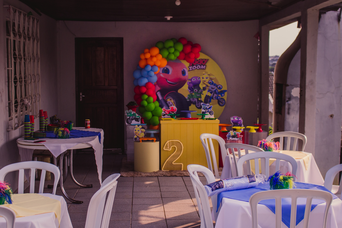 cadeiras de plástico para festa de aniversario infantil