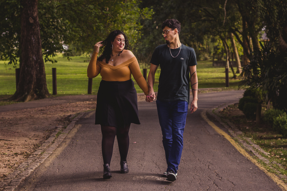 casal caminhando no parque espontânea 