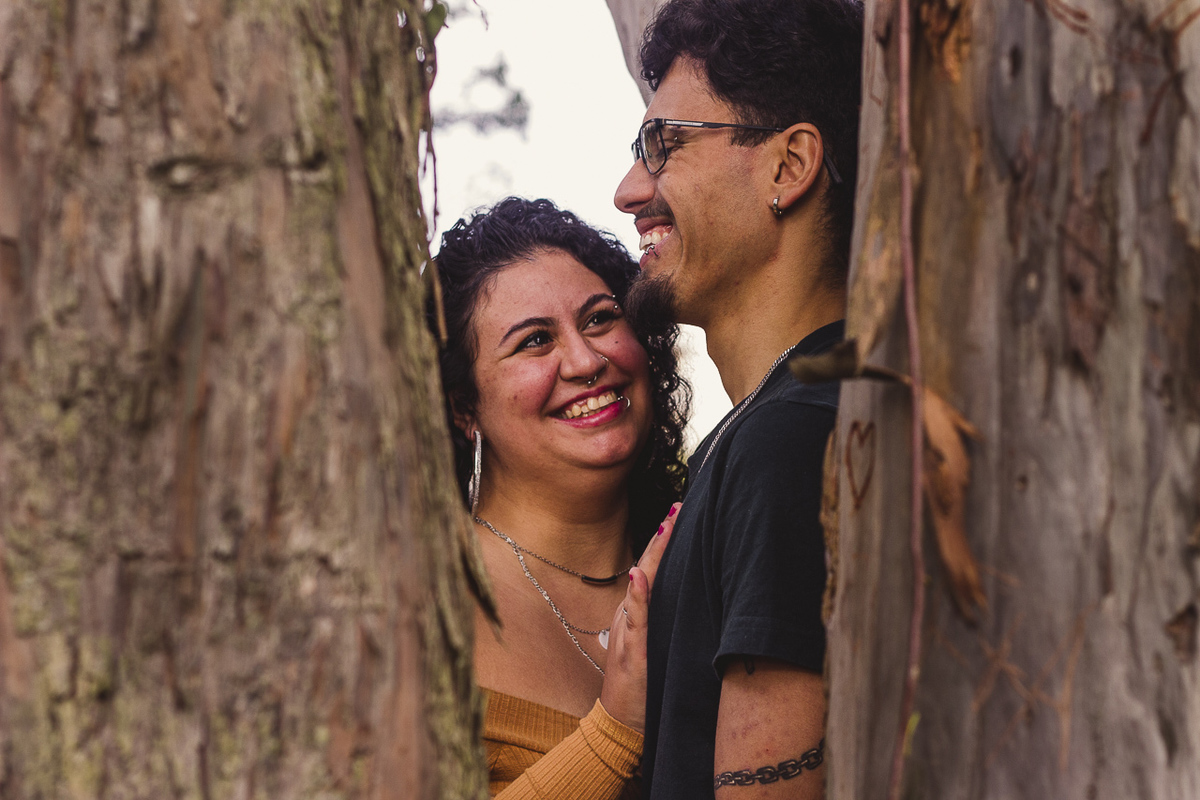 casal sorrindo no parque  foto espontânea 