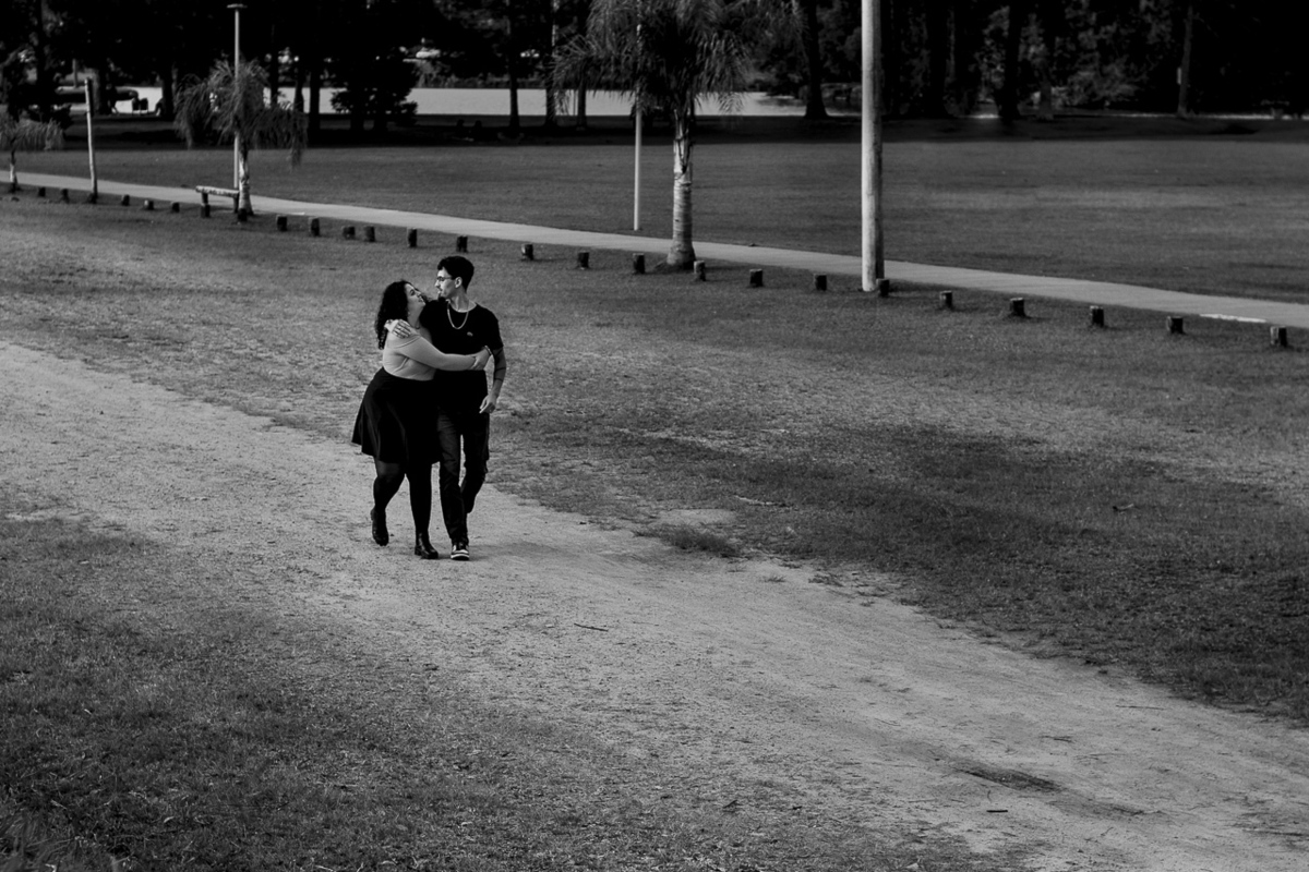 casal no parque foto espontânea