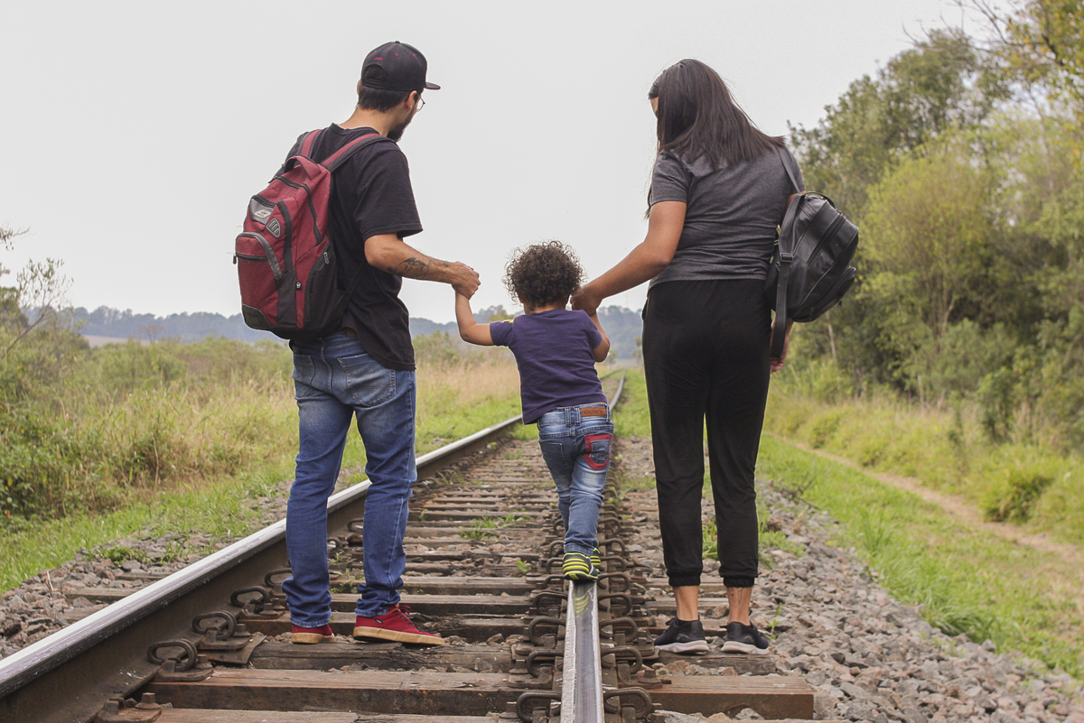 Ensaio de familia no trilho do trem em Piraquara-PR