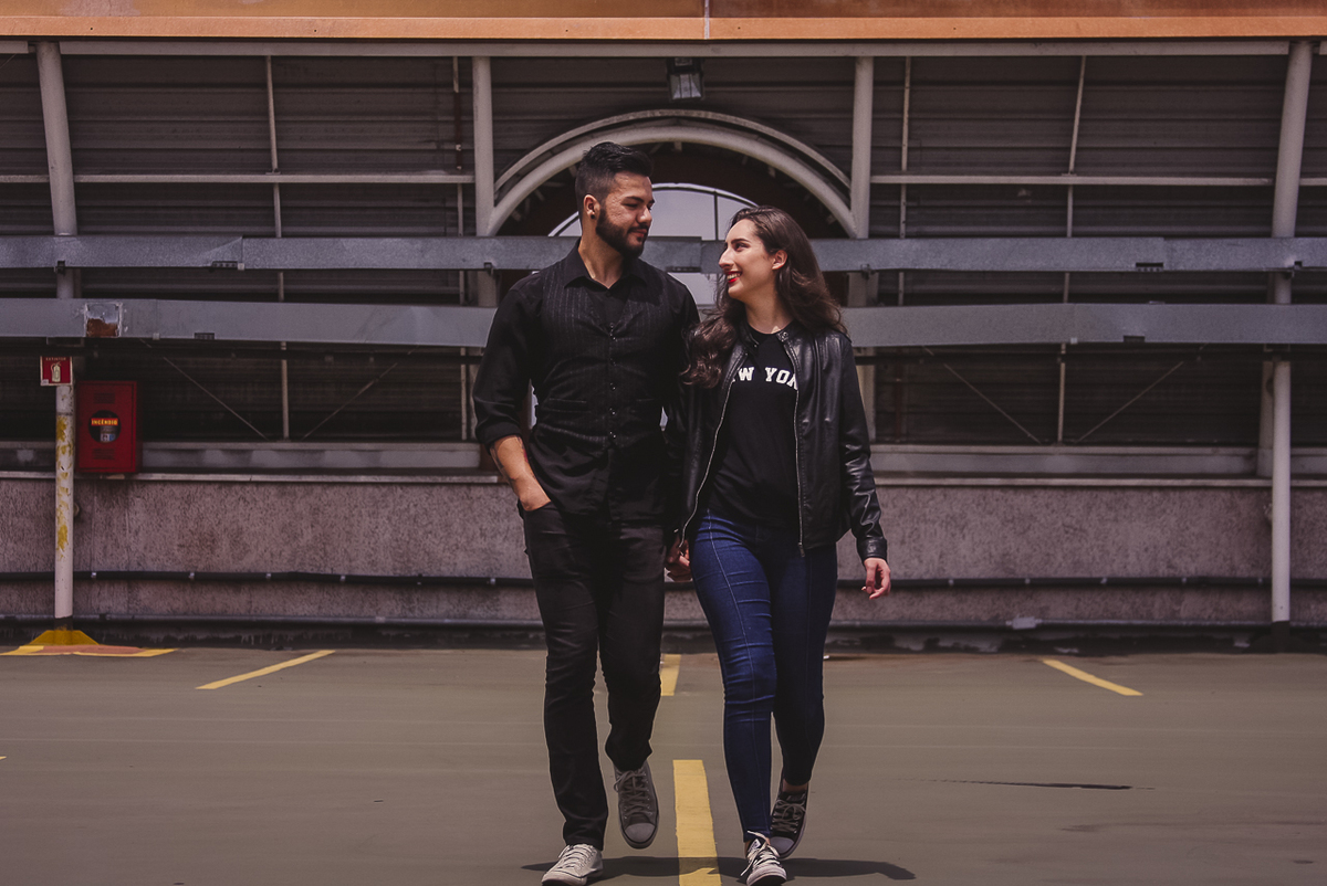 FOTO DE CASAL ANDANDO NA RUA