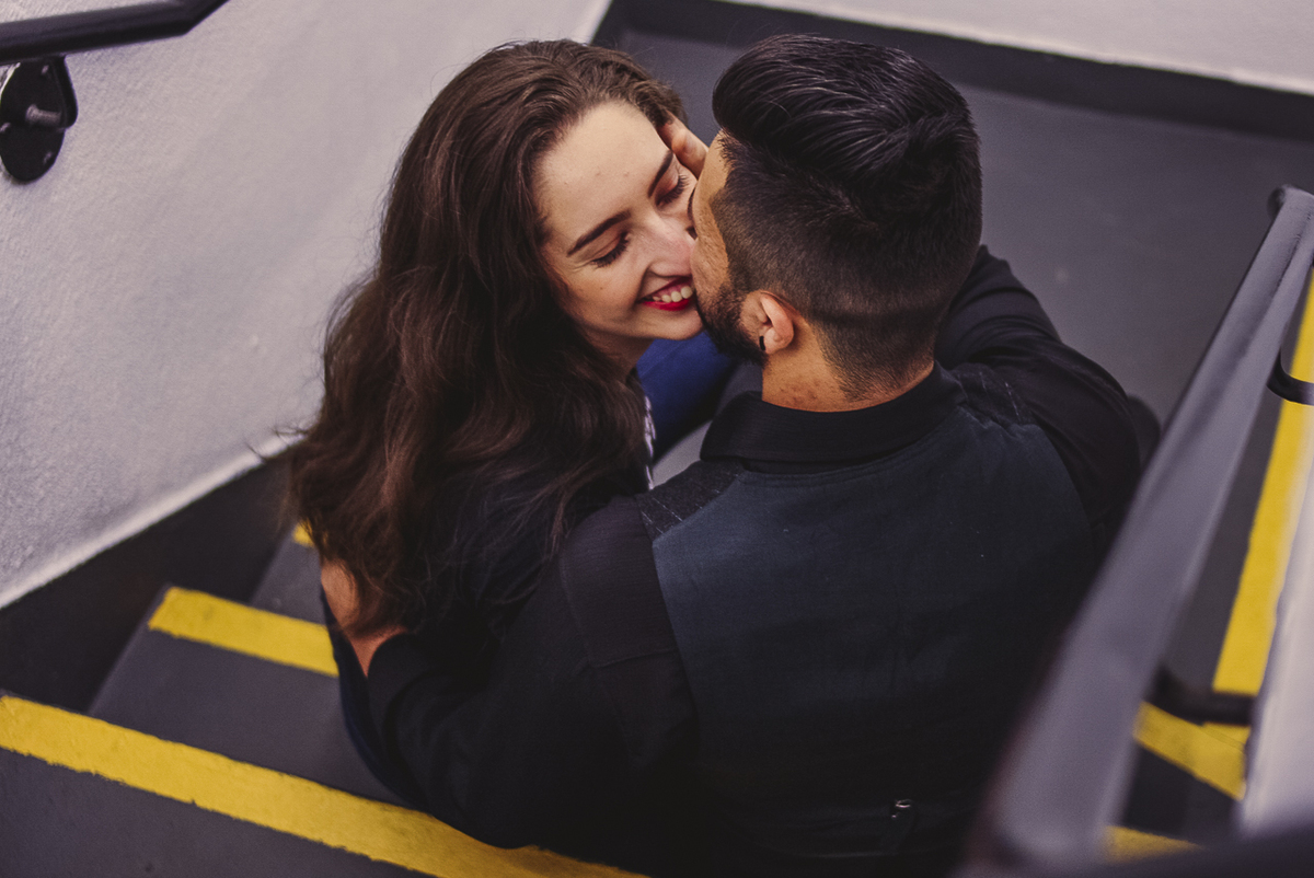 FOTO DE CASAL NAS ESCADAS