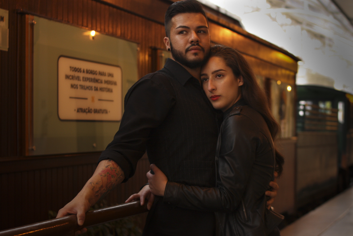 FOTO DE CASAL PEGANDO TREM  